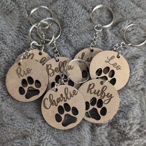 Gepersonaliseerde sleutelhanger met naam van hond of kat - Ronde gedenksleutelhanger - Herinnering aan verloren huisdier