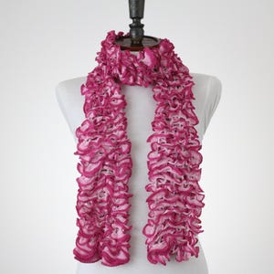 Weihnachtsgeschenk, gestrickter Schal, Rüschenschal, Rüschenschal, Rosa, Spitzenschal, Sashay Accessoires, Strickschal, gelockter Frauenschal