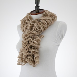 Brauner Creme strickschal, Rüschen Schal, Halswärmer, Halswärmer, Strickschal Frauen, Rüschen Accessoires, Sashay Schal, Valentinstag Geschenk, Schwester Geburtstag Geschenk