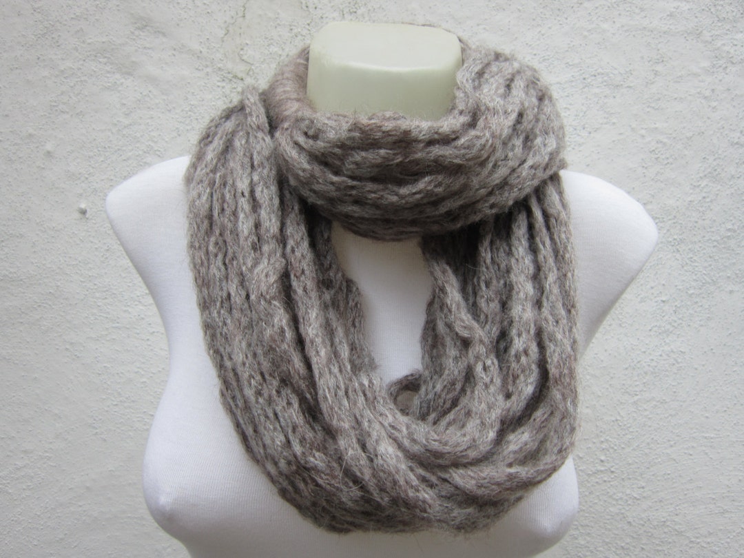 Sciarpa infinita in maglia grossa, scaldacollo in misto lana color