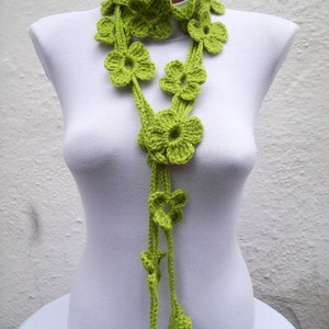 Collier vert marguerite fleurie, écharpe lariat au crochet, longs bijoux skinny au crochet, accessoires de cou floraux, Noël, cadeau de maman pour femme image 3