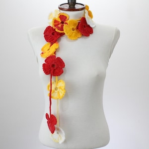 Cachecol de crochê com flores, laço para outono e inverno, envoltório floral vermelho, amarelo e branco, acessório de pescoço aconchegante, presente quente feito à mão para ela
