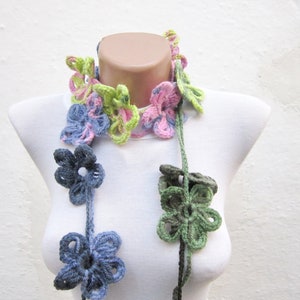 Cachecol de crochê com flores variadas feito à mão, colar floral boho, acessório leve de primavera, presente para ela, colar de praia feminino