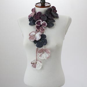 Cachecol com laço de flores, cachecol de colar de crochê, envoltório longo para joias, fio variegado, acessórios femininos, moda outono-inverno