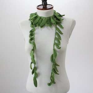 Gehaakte lariatsjaal: groene botanische nekomslag, handgemaakt herfst-winteraccessoire