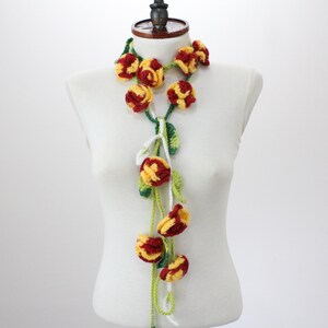 Cachecol de crochê feito à mão com rosas, colar floral vermelho e amarelo, xale aconchegante para outono e inverno, acessório romântico com flores estilo boho