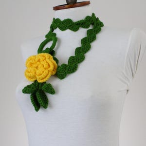 Crochet Rose Lariat Scarf, Green Leaf Chain Wrap, Boho Summer Beach Accessory, Yellow Flower Necklace, Handmade Gift for Her