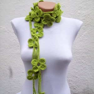 Collier vert marguerite fleurie, écharpe lariat au crochet, longs bijoux skinny au crochet, accessoires de cou floraux, Noël, cadeau de maman pour femme image 2