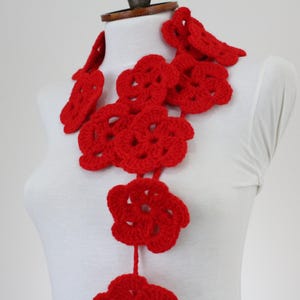 Cachecol com laço floral boho, colar com gravata de crochê, acessório floral feminino, cachecol de crochê, lenço de inverno, presente para ela, presente de Dia das Mães