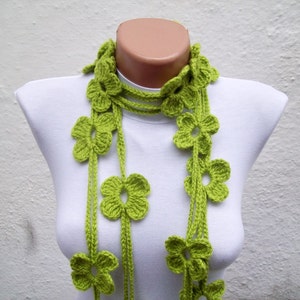 Collier vert marguerite fleurie, écharpe lariat au crochet, longs bijoux skinny au crochet, accessoires de cou floraux, Noël, cadeau de maman pour femme image 1