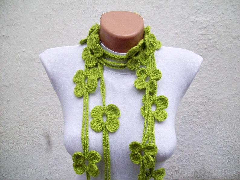 Collier vert marguerite fleurie, écharpe lariat au crochet, longs bijoux skinny au crochet, accessoires de cou floraux, Noël, cadeau de maman pour femme image 1