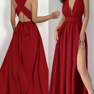Pu&ograve; includere: Un lungo abito rosso con scollatura profonda e spacco alto. L'abito presenta un design a schiena incrociata e una vita annodata. Il tessuto sembra leggero, adatto alle occasioni speciali. L'abito &egrave; lungo circa 150 cm.