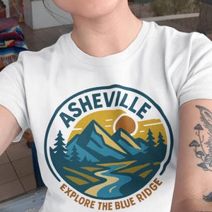 Komfortfarben | Asheville, PNG &quot;&quot;Erkunden Sie die Blue Ridge Mountains&quot;&quot; | Vintage Outdoor TShirt&quot; | für Naturliebhaber