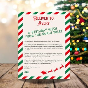 Puede incluir: Una tarjeta de cumpleaños con temática navideña con un borde a rayas rojas y verdes. La tarjeta dice "Deliver to: Avery" y "A Birthday Wish From The North Pole!" con un mensaje de "elfie" y una ilustración del trineo de Papá Noel.