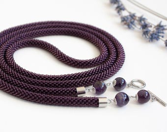 Collar largo tipo lariat hecho a mano con cuentas de amatista que crean una pieza llamativa: joyería de piedras preciosas moradas.