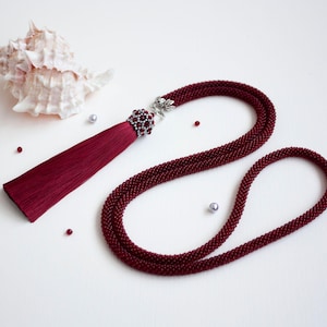 Lange Sautoir Perlenkette mit Seidenquaste in einer dunkelroten Farbe - Schmuck für Frauen