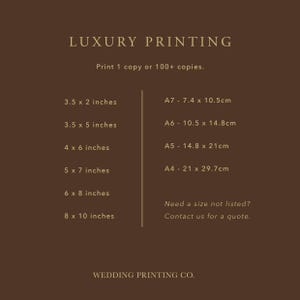 以下が含まれることがあります： LUXURY PRINTINGと題されたダークブラウンのインフォグラフィック。インチ単位の印刷サイズ（3.5x2, 3.5x5, 4x6, 5x7, 6x8, 8x10）が記載されています。メートル法サイズにはA7, A6, A5, A4が含まれます。テキストにはPrint 1 copy or 100+ copies, Need a size not listed? Contact us for a quote, WEDDING PRINTING CO.と書かれています。