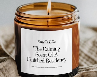 Vela de soja con el aroma relajante de una residencia terminada, regalo de graduación de medicina, regalo divertido para un médico.