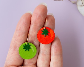 Petites boucles d'oreilles tomates rouges et vertes - Légères et fabriquées à partir de cuir de récupération