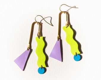 Boucles d'oreilles mobiles gribouillis en vert acide / violet - Boucles d'oreilles en cuir asymétriques colorées avec des formes géométriques