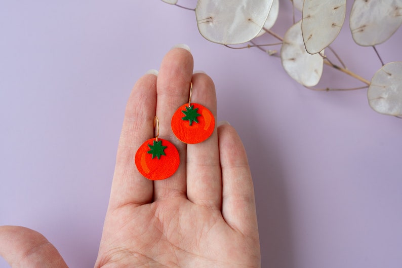 Pendientes pequeños de tomate rojo: ligeros y hechos de cuero recuperado imagen 3