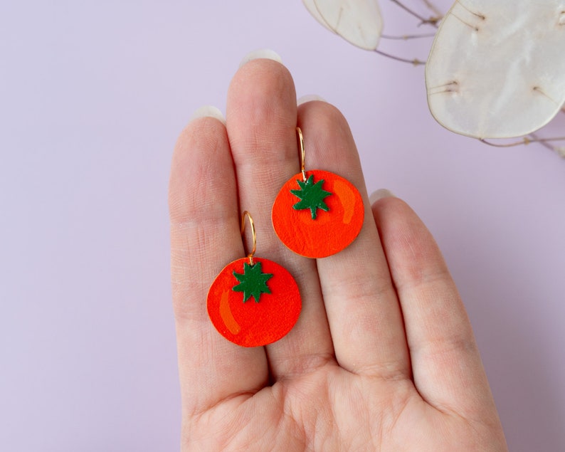 Pendientes pequeños de tomate rojo: ligeros y hechos de cuero recuperado imagen 4