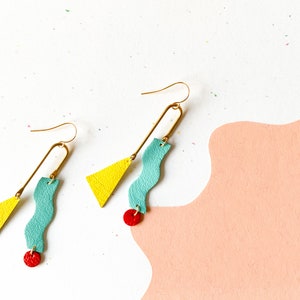 Asymmetrical Squiggle Mobile Earrings Colourful Red & Blue Statement Leather earrings with Geometric Shapes zdjęcie 5