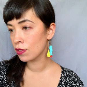 Asymmetrical Squiggle Mobile Earrings Colourful Red & Blue Statement Leather earrings with Geometric Shapes zdjęcie 7