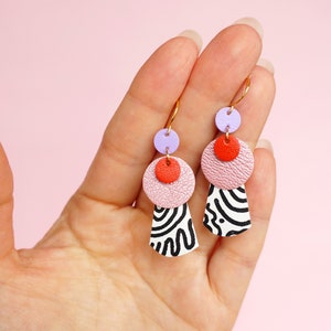 Layered Circles Squiggle Leather Statement Earrings Hand Painted on Reclaimed Leather in Pink, White Purple zdjęcie 2