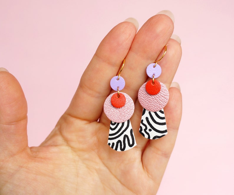 Layered Circles Squiggle Leather Statement Earrings Hand Painted on Reclaimed Leather in Pink, White Purple zdjęcie 2