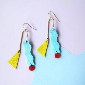 Asymmetrical Squiggle Mobile Earrings Colourful Red & Blue Statement Leather earrings with Geometric Shapes zdjęcie 2