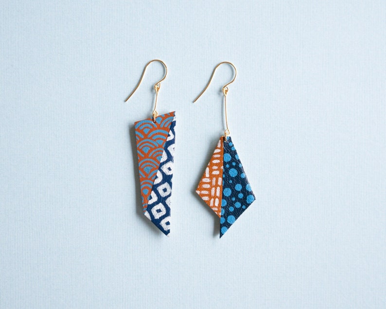 Boucles d'oreilles origami indigo asymétriques en cuir peint à la main d'inspiration japonaise // hitaishou image 1