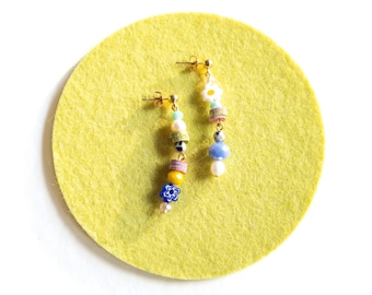 Ball Stud Daisy + Gotas de perlas con espaciadores de cuero - Pendientes colgantes de cuentas de vidrio