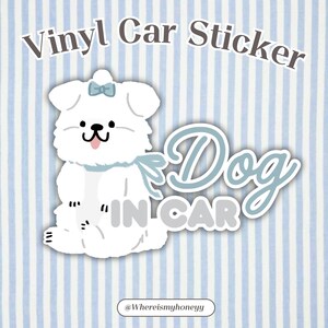 Autosticker hond in auto coquette – waterdichte bumpersticker – 6 x 8" levendige kleur – schattig autodecor – duurzame buitensticker