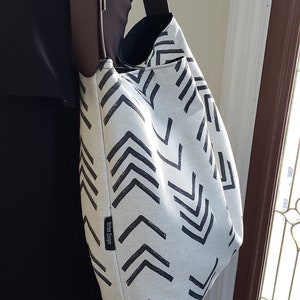 African mudprint linen hobo tote bag, mudcloth handbag, shoulder bag, black and ivory, handmade,