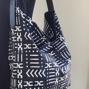 Black and white African kente print hobo handbag, bucket tote, kente cloth handbag, handmade, gift SHOULDER BAG