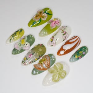 Paznokcie z motywem kwiatowym Jade Floral Press On, zdobienie paznokci 3D z kwiatami i perłami w zielonym ombre w letnim klimacie, ręcznie robiony zestaw do paznokci Nature zdjęcie 3