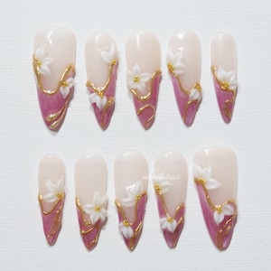 Unhas francesas com estampa floral rosa, unhas com flores 3D, unhas elegantes com linhas douradas, unhas com blush suave para a primavera, conjunto romântico de amêndoas