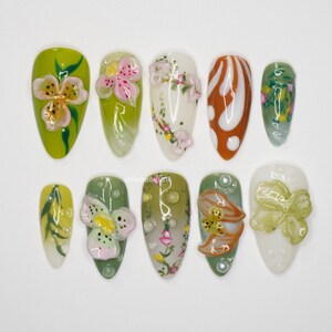 Paznokcie z motywem kwiatowym Jade Floral Press On, zdobienie paznokci 3D z kwiatami i perłami w zielonym ombre w letnim klimacie, ręcznie robiony zestaw do paznokci Nature zdjęcie 2