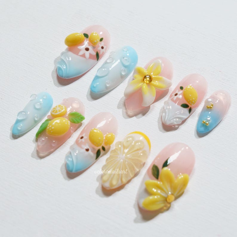 Uñas postizas con diseño de flor de limón, manicura con frutas de verano, uñas cítricas 3D, uñas amarillas brillantes con estampado floral, uñas azules degradadas para vacaciones. imagen 2