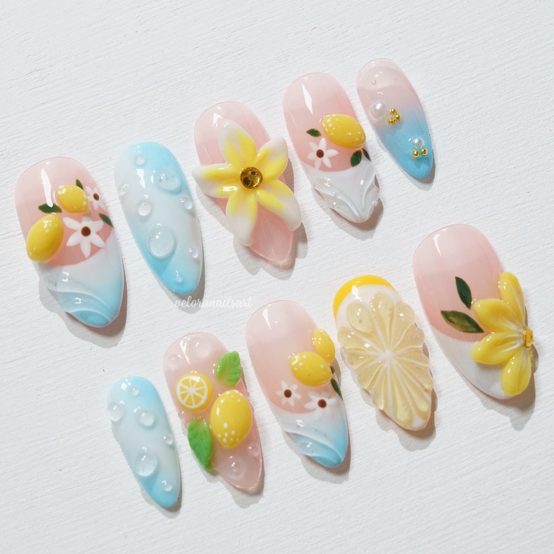 Uñas postizas con diseño de flor de limón, manicura con frutas de verano, uñas cítricas 3D, uñas amarillas brillantes con estampado floral, uñas azules degradadas para vacaciones. imagen 5