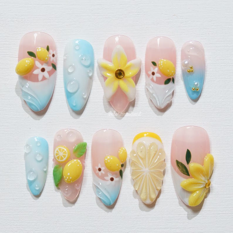 Uñas postizas con diseño de flor de limón, manicura con frutas de verano, uñas cítricas 3D, uñas amarillas brillantes con estampado floral, uñas azules degradadas para vacaciones. imagen 1
