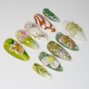 Paznokcie z motywem kwiatowym Jade Floral Press On, zdobienie paznokci 3D z kwiatami i perłami w zielonym ombre w letnim klimacie, ręcznie robiony zestaw do paznokci Nature zdjęcie 4