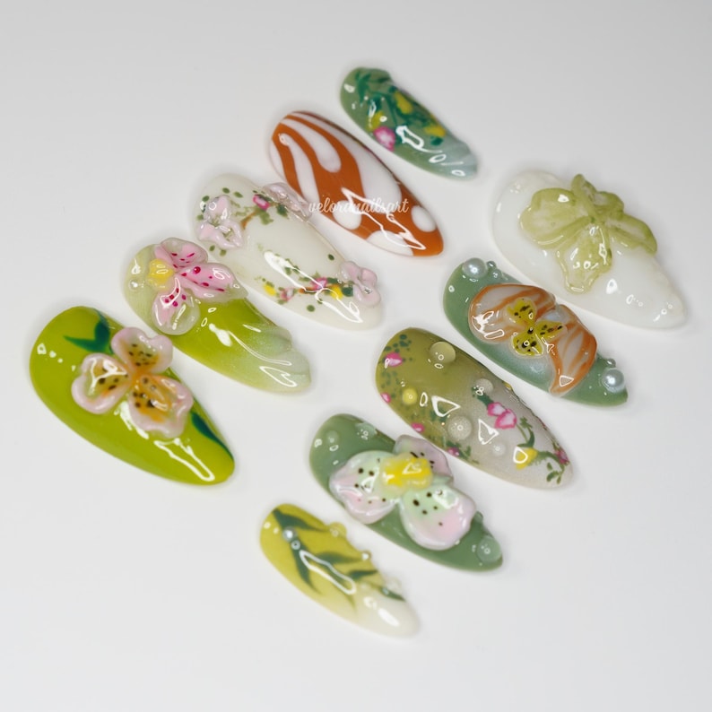 Paznokcie z motywem kwiatowym Jade Floral Press On, zdobienie paznokci 3D z kwiatami i perłami w zielonym ombre w letnim klimacie, ręcznie robiony zestaw do paznokci Nature zdjęcie 4