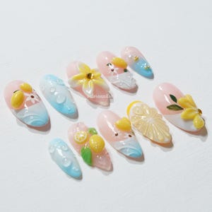 Uñas postizas con diseño de flor de limón, manicura con frutas de verano, uñas cítricas 3D, uñas amarillas brillantes con estampado floral, uñas azules degradadas para vacaciones. imagen 4