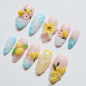 Uñas postizas con diseño de flor de limón, manicura con frutas de verano, uñas cítricas 3D, uñas amarillas brillantes con estampado floral, uñas azules degradadas para vacaciones. imagen 3