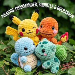 Peut inclure: Quatre peluches crochetées représentant Pikachu, Charmander, Squirtle et Bulbasaur. Les figurines jaune, orange, bleu clair et vert clair ont des yeux en plastique noir et une texture en laine douce. Texte : PIKACHU, CHARMANDER, SQUIRTLE & BULBASAUR.