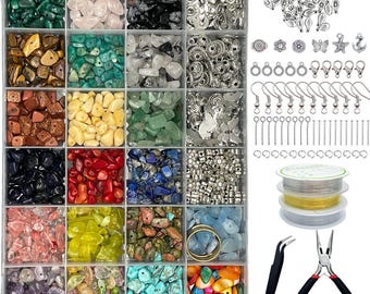 Può includere: Un kit per la creazione di gioielli con una varietà di schegge di pietre preziose colorate, ciondoli argentati, ganci per orecchini e filo. Include strumenti come pinze e pinzette. Le pietre preziose sono in un contenitore trasparente diviso.