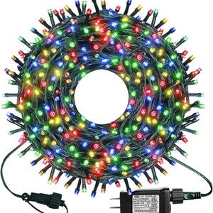 以下が含まれることがあります： マルチカラーLEDストリングライトの円形バンドル。ライトは赤、緑、青、黄色の混合です。ライトは緑色のワイヤーで接続されており、黒色の電源アダプターが付いています。