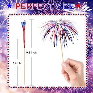 Op de afbeelding: Afbeelding toont twee decoratieve vuurwerkprikkers. De ene is 15,2 cm lang, de andere 24,1 cm. De prikkers hebben rode, witte en blauwe accenten, perfect voor patriottische vieringen. De tekst "PERFECT SIZE" staat bovenaan.